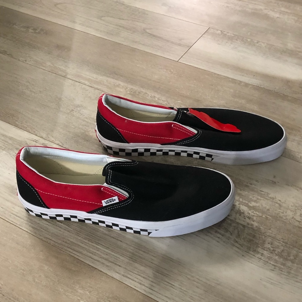 NWT Mens 10.5 Red/Black Slip-on Vans